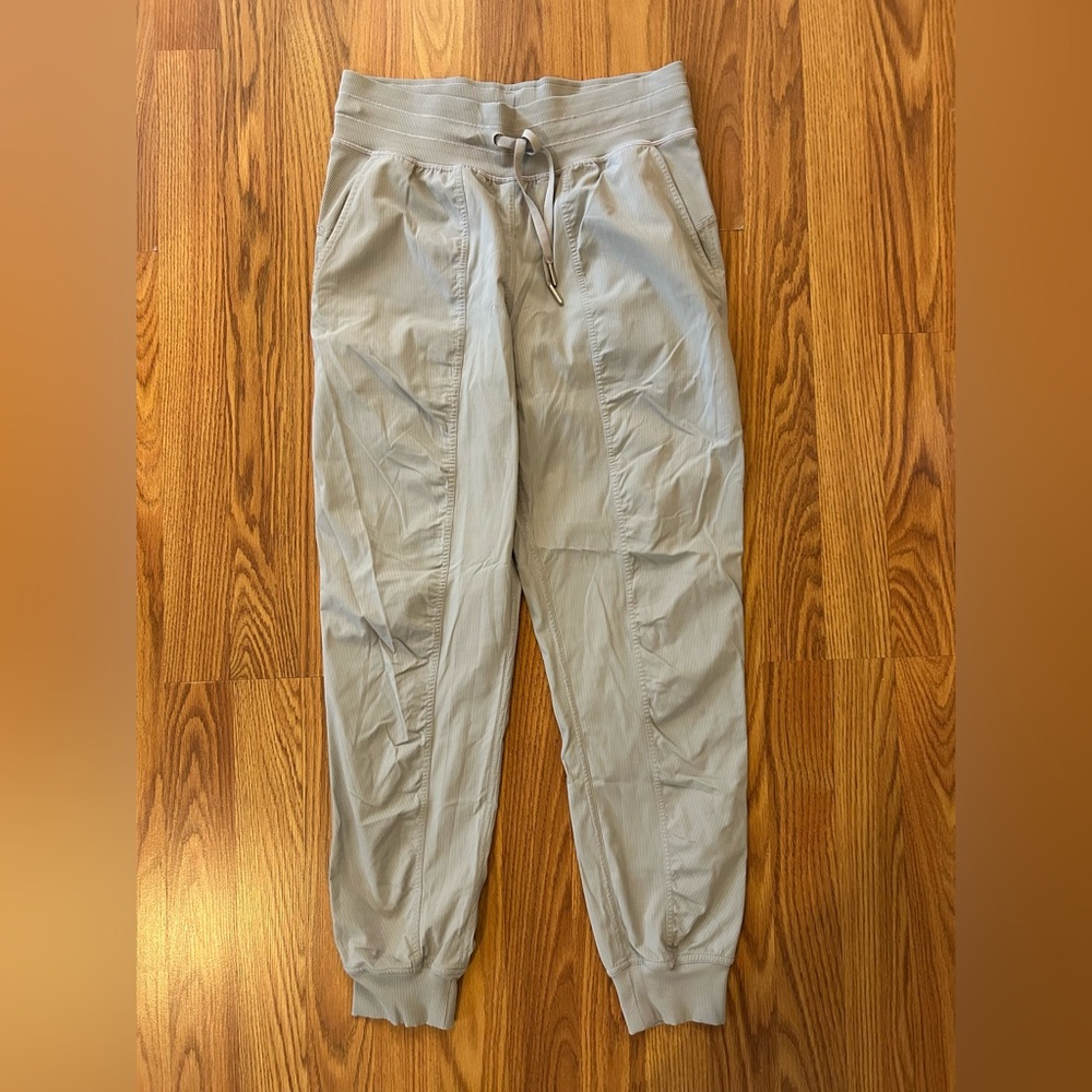 Lululemon Light Gray Mid Rise Joggers Size 6